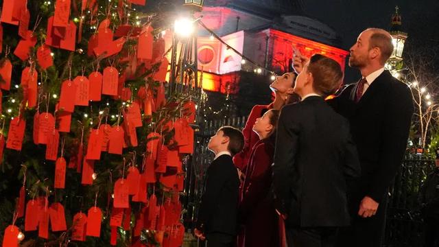 路易王子，在妈妈的圣诞颂歌音乐会上罕见展示笔迹，感谢外公外婆