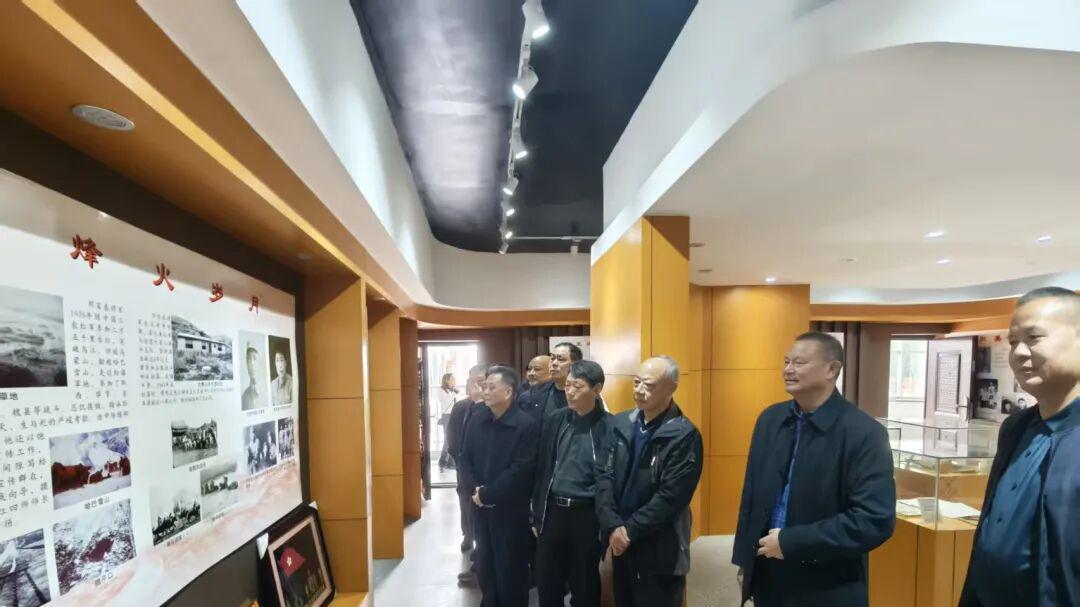 荆门市掇刀区人大常委会机关组织老干部开展重阳节活动