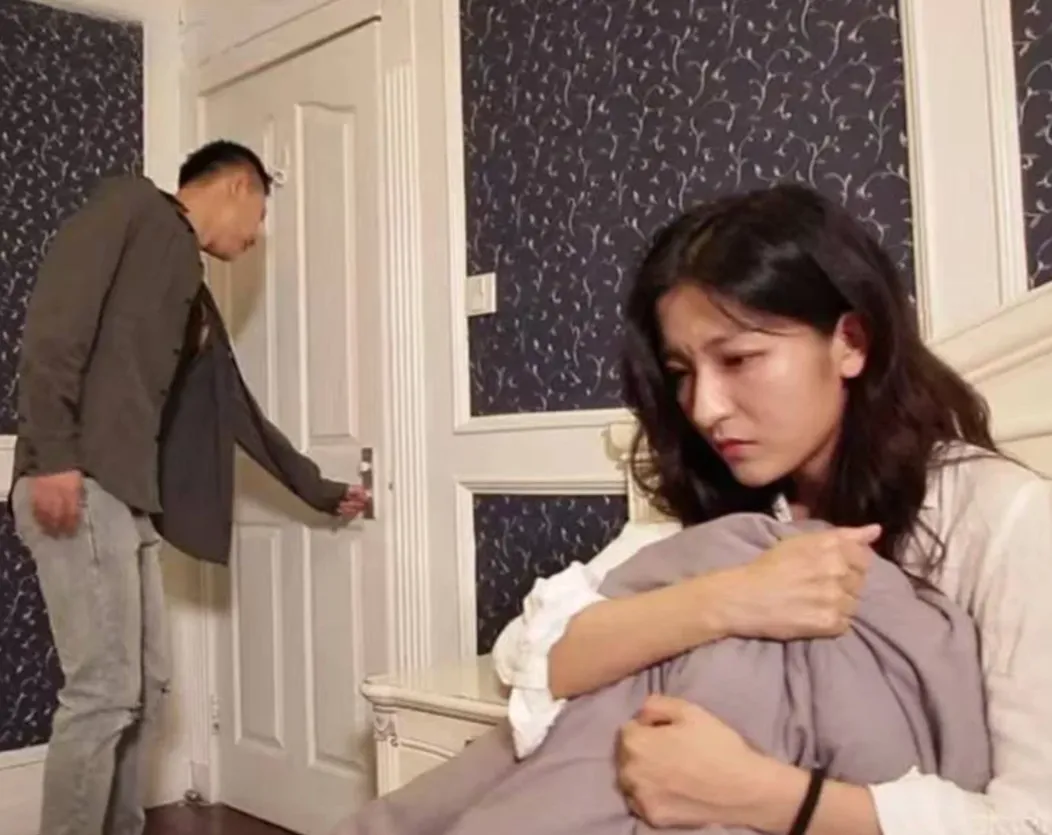 山东男子将妻子和情夫捉奸在床，情夫称自愿赔偿2.5万，结果刚脱身就报警称被勒索，法院判了！