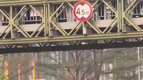 广州天河路惊魂！的士连撞多车，背后原因竟是..