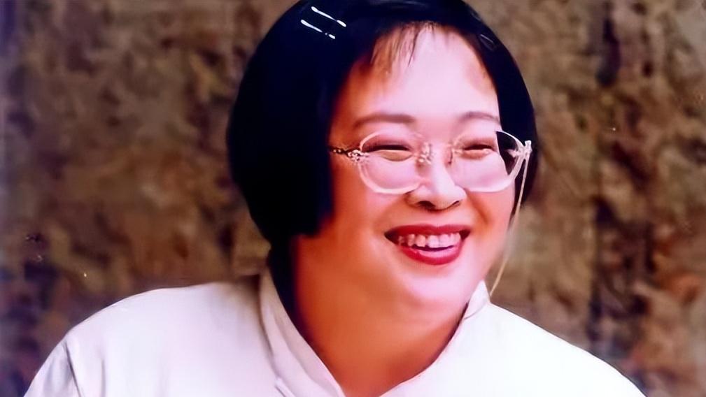 她被嘲是央视比较丑女主持，巅峰时辞职只拿低保，如今59岁仍然未婚