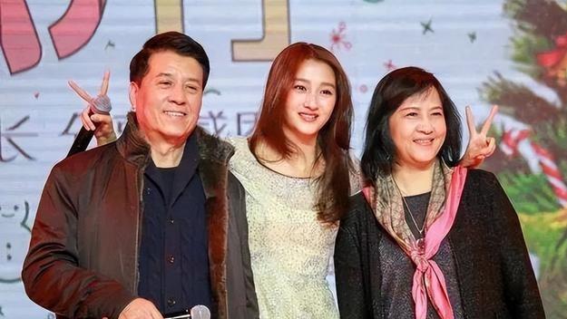 亲姐去世后，父亲却对外称关晓彤是独生女，关家在“隐藏”什么？