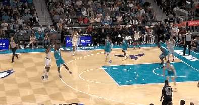 哈登运球单打三分强投再中，个人目前已得到50分