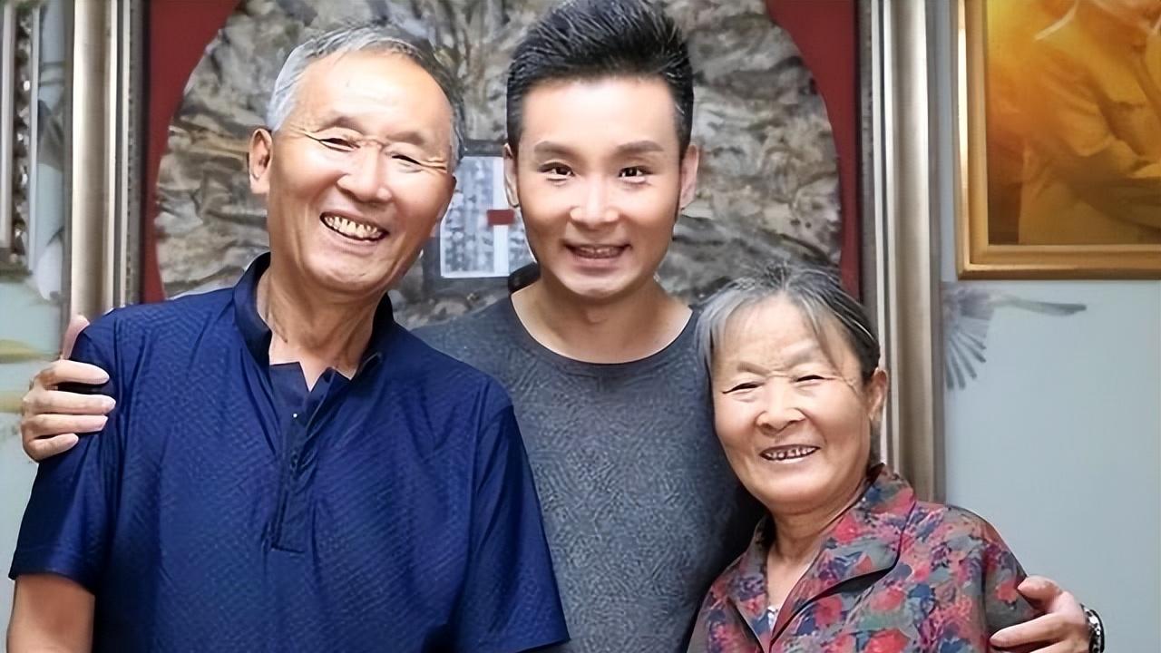 从寒门学子到春晚常客，刘和刚的双面人生