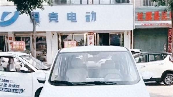 模仿成疯？老头乐撞脸埃尔法，网友：简直离谱他妈给离谱开门！