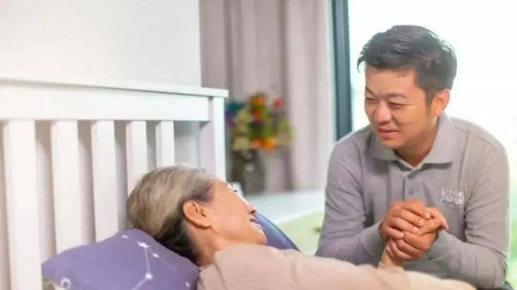 便秘的老人，长期吃“乳果糖”的后果是什么？送给你这些建议