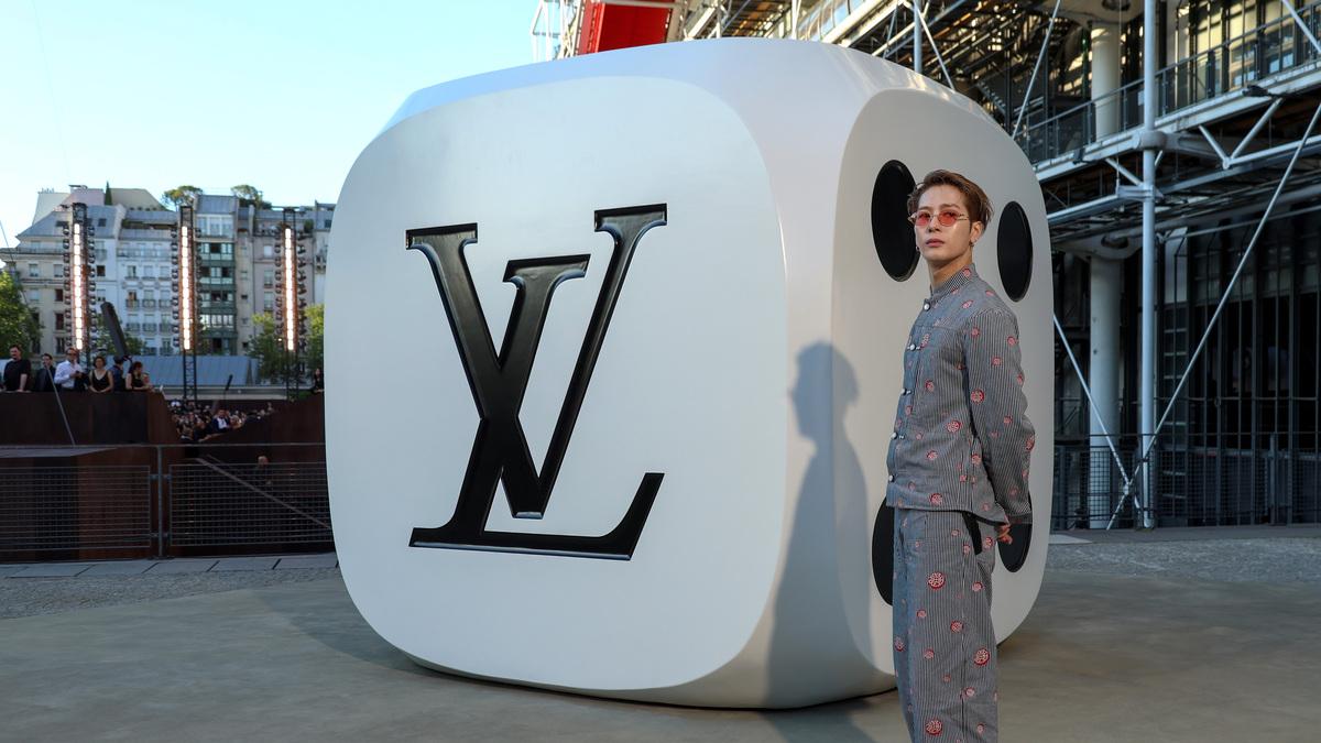 王嘉尔40%收入借友遭背刺：现代社交中的善良陷阱与信任重建