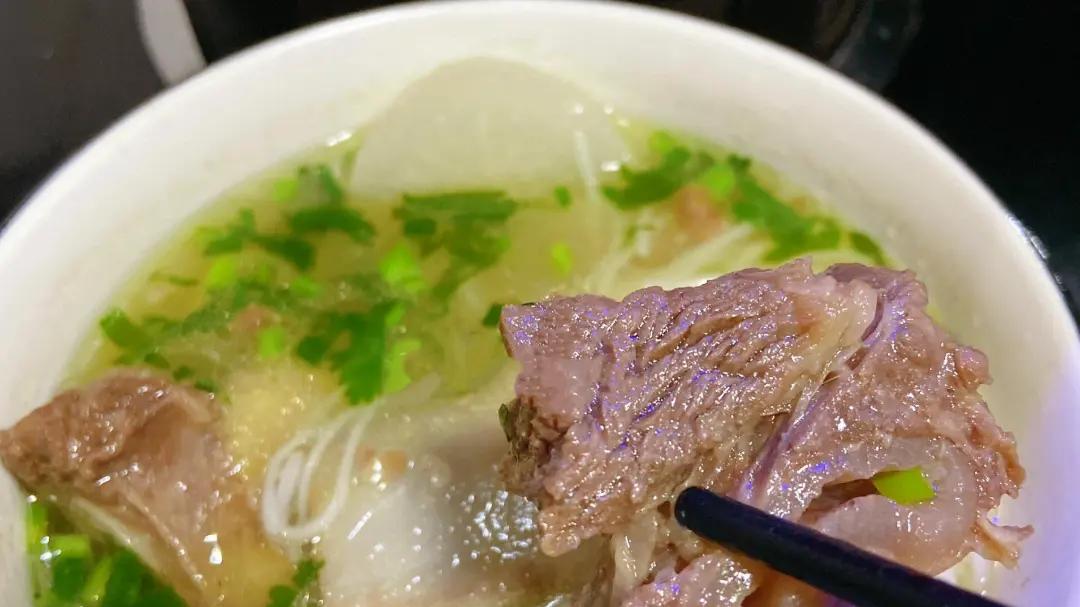 清炖牛肉，记住不要直接焯水，多做一步，牛肉软烂，汤汁鲜香好喝