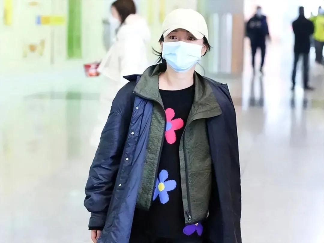 50岁周迅放得开，上身穿三层脚上穿拖鞋，不但不丑，意外时尚高级