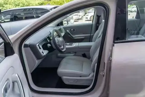 8.98万起，月销破万，这台纯电家轿，凭什么这么香？