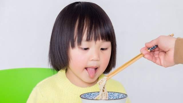 当孩子把面条扣在头上时，你的反应体现出你的教育