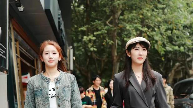 被上海街拍惊艳了！满大街的“半裙短裤+短靴”舒适，柔美而帅气