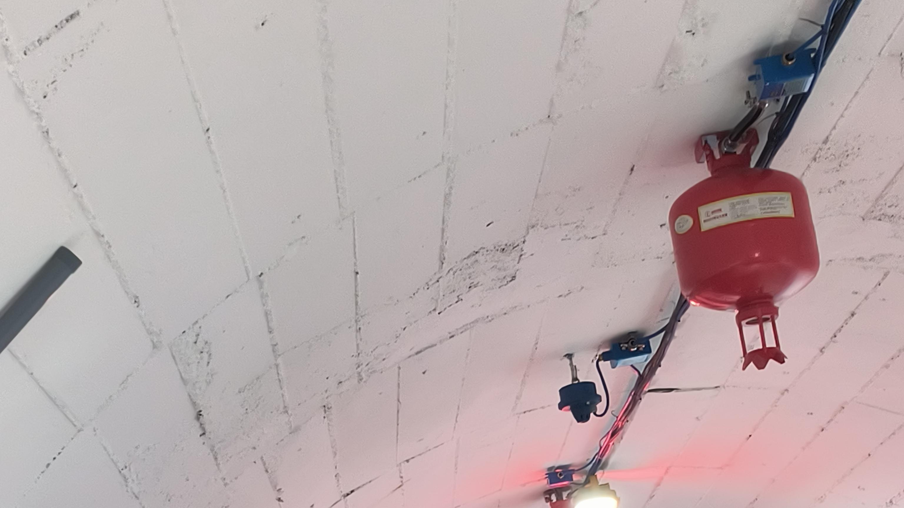 煤矿井下无轨胶轮车充电硐室自动灭火系统设计与应用研究