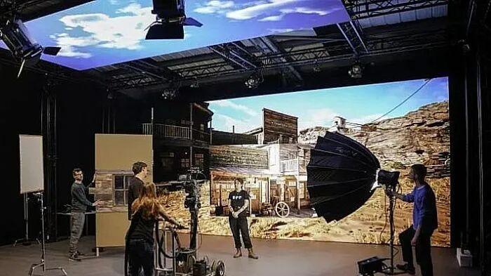 虚拟拍摄、XR交互融入大学，奥拓电子为次世代课堂注入AI活力