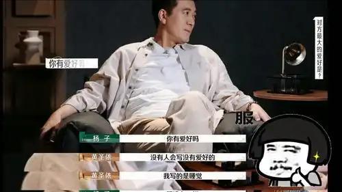 陈梦黄圣依三亚录节目，手挽手感情亲密似姐妹，离婚后满面红光