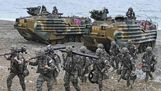 金正恩现身俄大使馆，单膝下跪送花致哀，在场俄罗斯人泣不成声