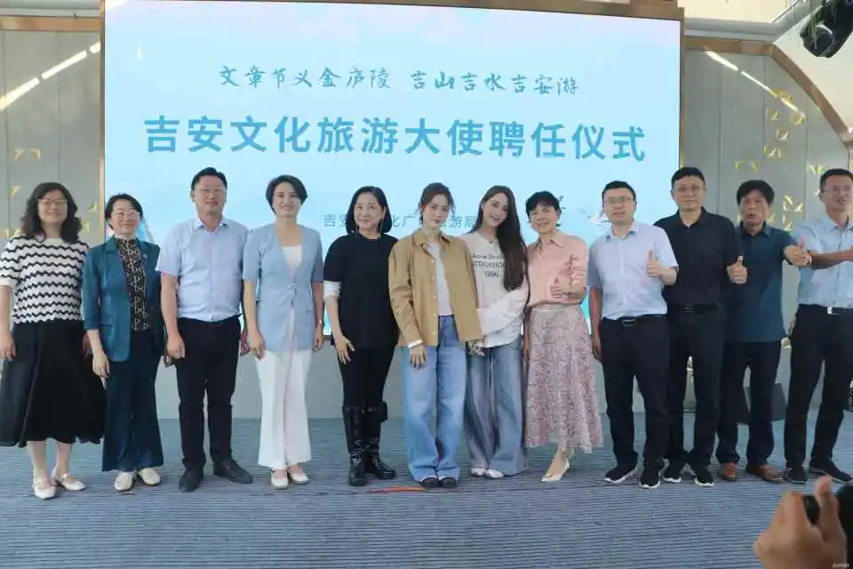 00后顶流女星突然官宣新身份！