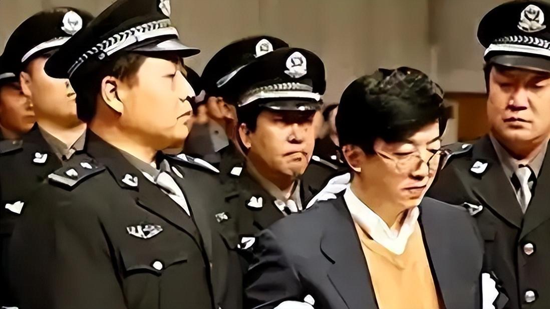 他是河北省委原书记，横行霸道，上班警车开道，儿子仍潜逃在国外