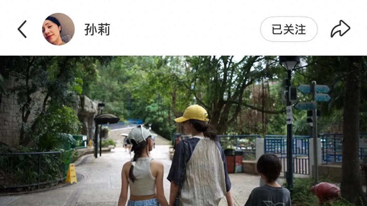 孙莉晒一家人香港出游，牵一双儿女温馨有爱，11岁多妹腿长超妈妈