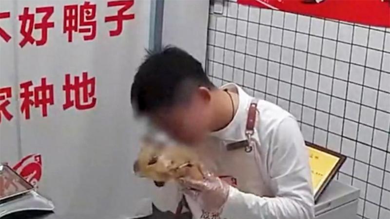 又看走眼了！店员换变味卤鸭躲过一劫系摆拍，全是演的