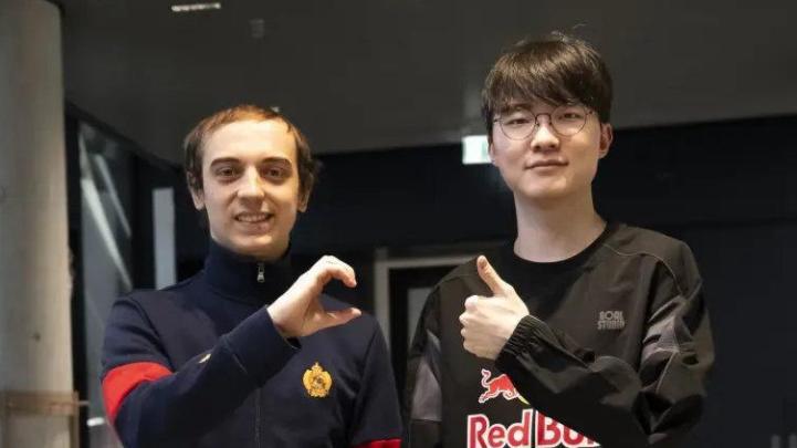 G2公布caps和faker的合影，李哥再次拒绝比心，只有一人能让他比心