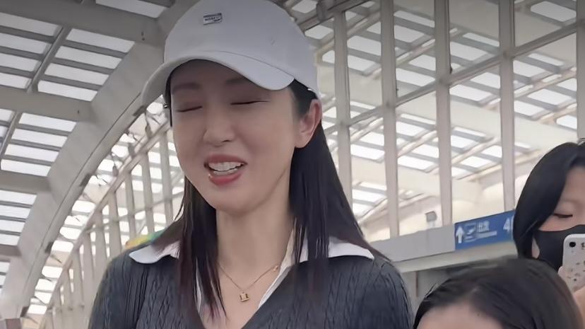 董璇带小酒窝走机场，双手下意识的“摸肚子”，狂赞张凌赫高又帅