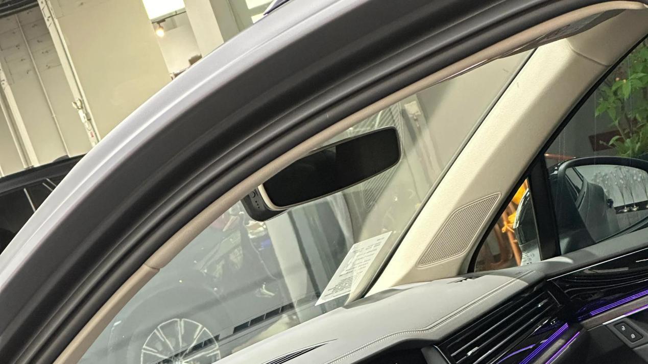 55万买台低调战车？大众途锐改款上市，这钱花得值吗？