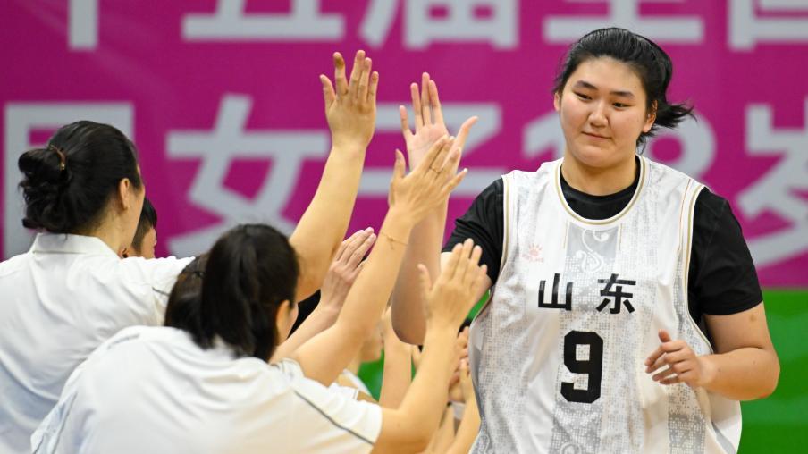 烫手山芋？2米26“女姚明”无球可打，宫鲁鸣力挺难挡现实残酷