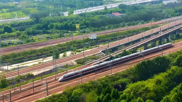 铁轨上的国家脉搏：从抗战烽火到复兴之路