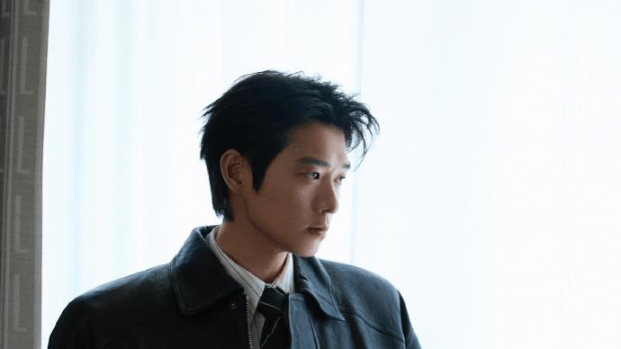 魏大勋巴黎时装周生图放出，换身风格变身距离感帅哥！