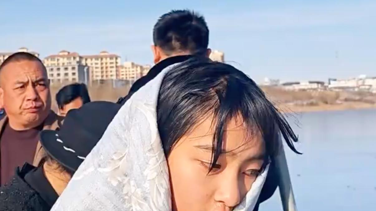 “我身子轻！”13岁女孩冰窟救男童，浑身湿透默默离开，她的谎言让全网破防