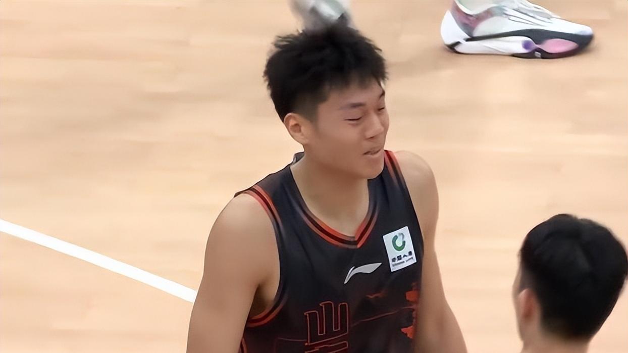 山东男篮92比95负深圳，主场被绝杀无缘连胜，克里斯空砍30分，第三节突然断电，四人得分上双，调整外