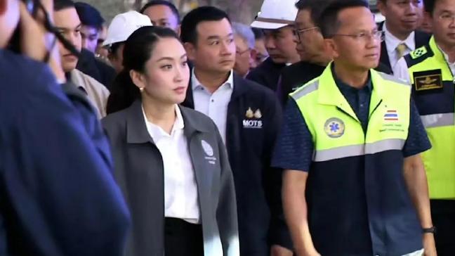 泰国总理救灾现场吃简餐引热议，  黄咖喱配米饭彰显亲民本色