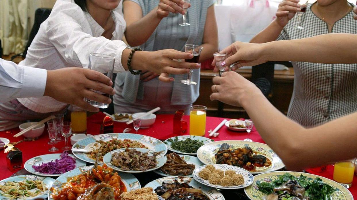 领导干部参加朋友间的聚会就餐违规违纪吗？