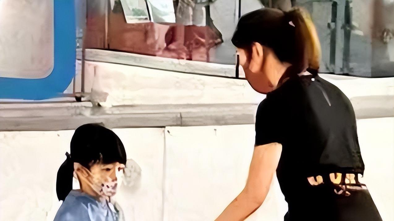 黎明7岁女儿露面！变漂亮像爸爸，小19岁娇妻与黎明同框很恩爱