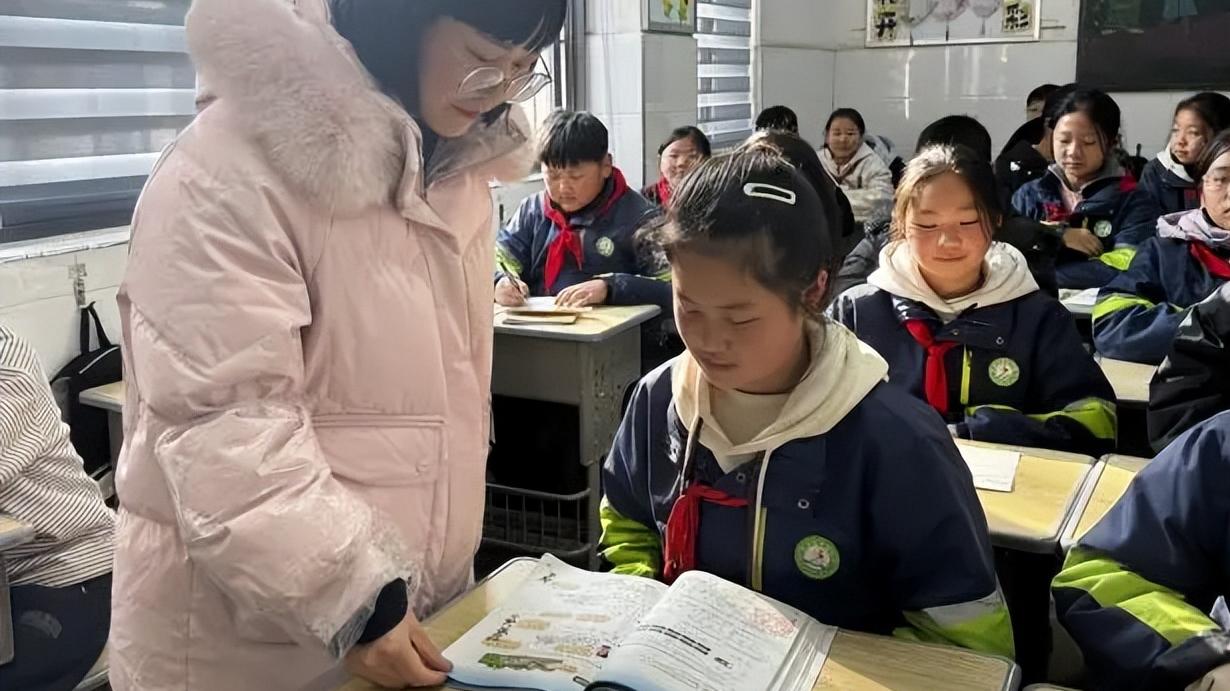 阜南五小两位教师带病坚守，用责任与奉献温暖校园