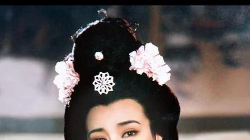 74岁刘晓庆挑战短剧，母子恋CP引争议，她还能创造奇迹？