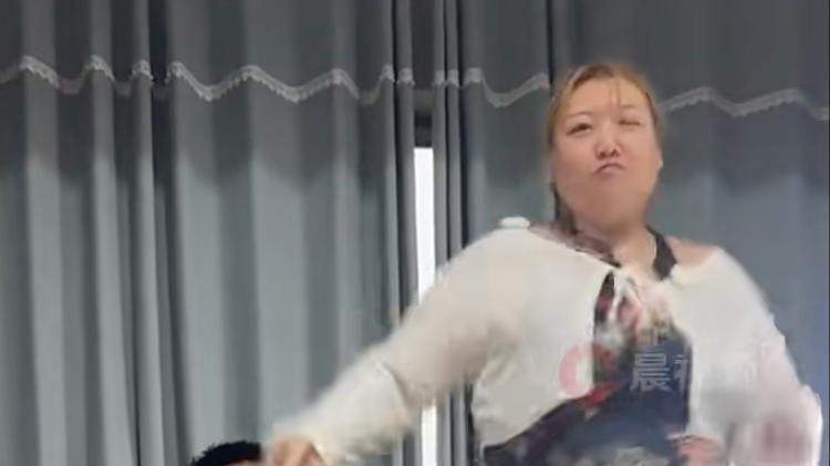 “不怕别人嘲笑，我开心就好！”丈夫回应妻子7年从168斤胖到350斤，二胎已怀4个月