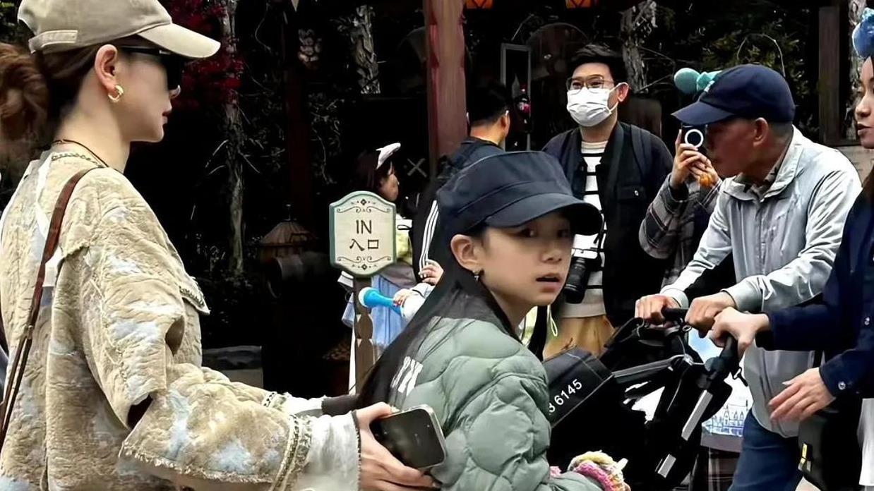 戚薇带娃外出！10岁Lucky显成熟，模样越来越像父亲
