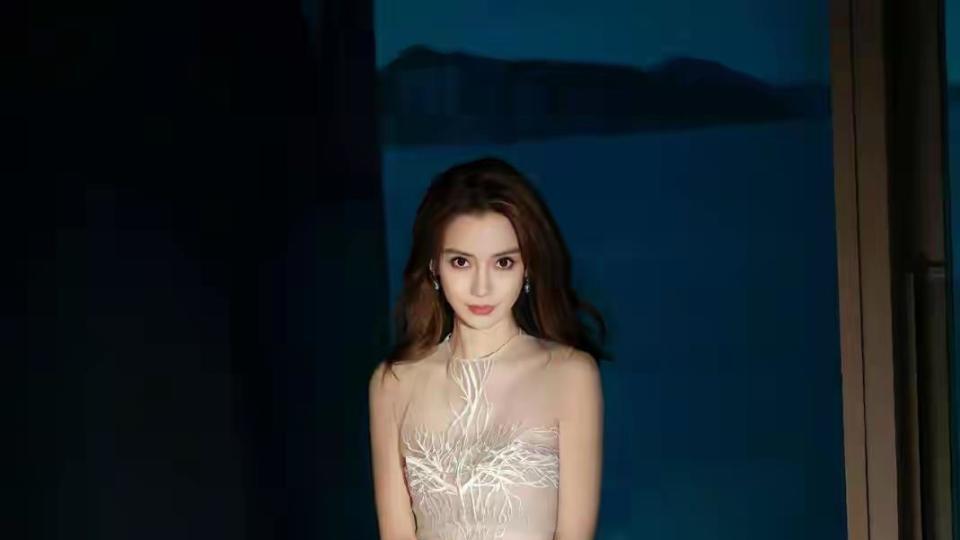 Angelababy解锁性感新姿态，纤细美腿+绝色颜值，一举一动都好撩人