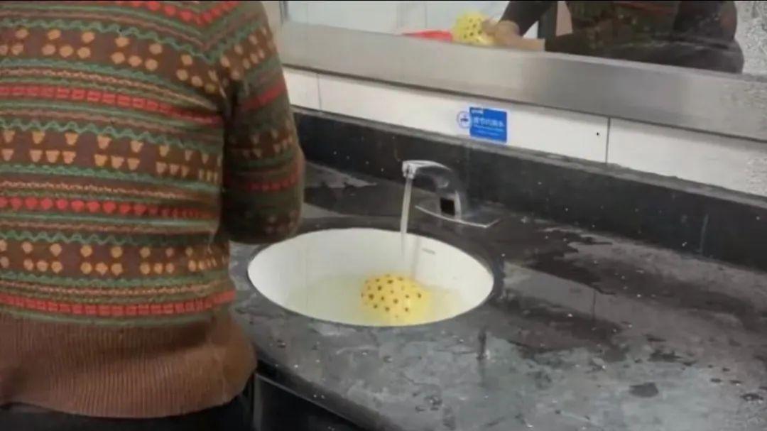 安徽网红摆摊致上百人中毒，我终于明白城管赶人的真相……