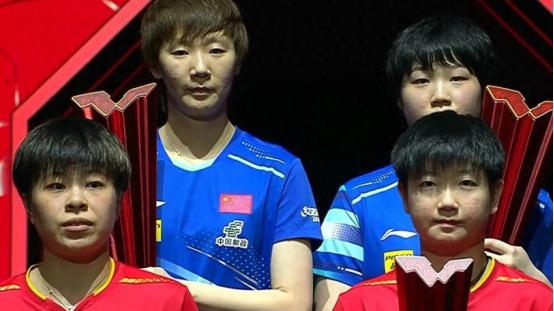 新加坡大满贯颁奖礼：王艺迪严肃孙颖莎叉腰明显不服，王曼昱开怀