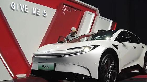 纯电安全颠覆者！一汽丰田bZ5水陆空试炼惊艳全场