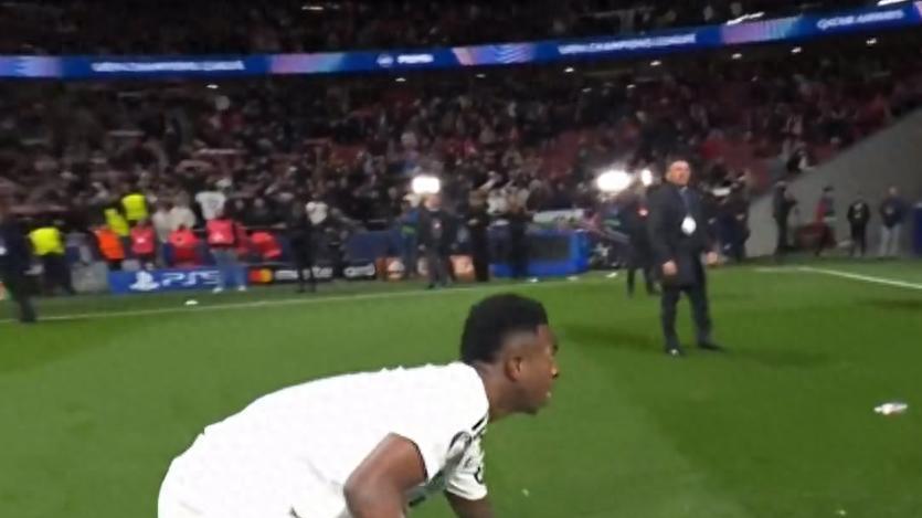 场上各种摆烂，场边上蹿下跳，维尼修斯是不是皇马史上最差的7号