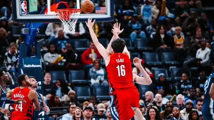 对位伊迪拿下4分5板，杨瀚森的首发表现算及格吗？