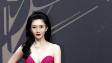 冷白皮搭配死亡芭比粉，江疏影把高级定制穿成了王炸效果！