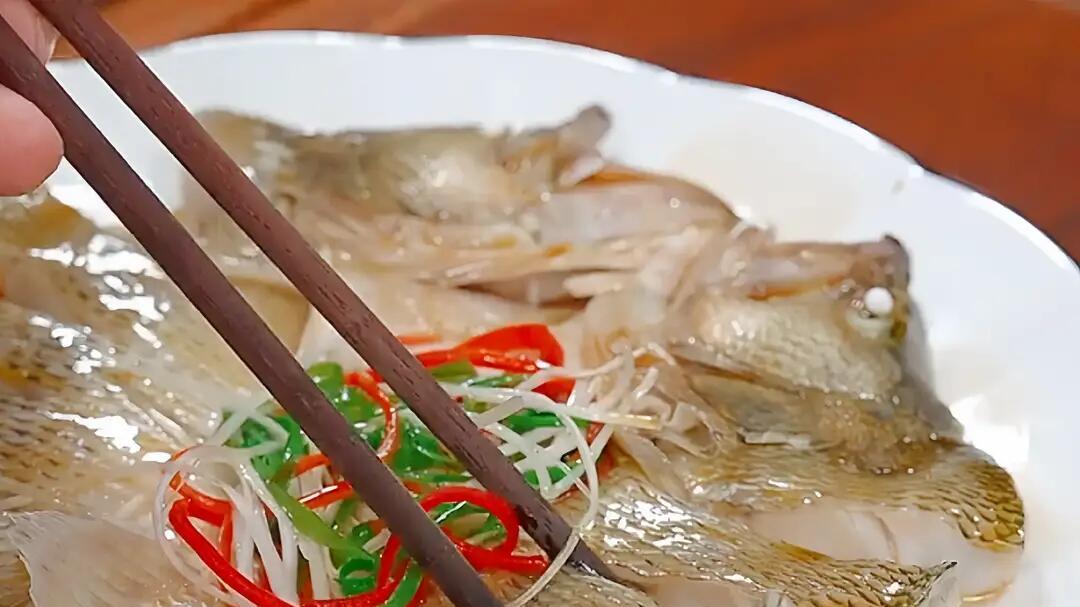 清蒸鲈鱼详细做法，老师傅手把手教你在家做