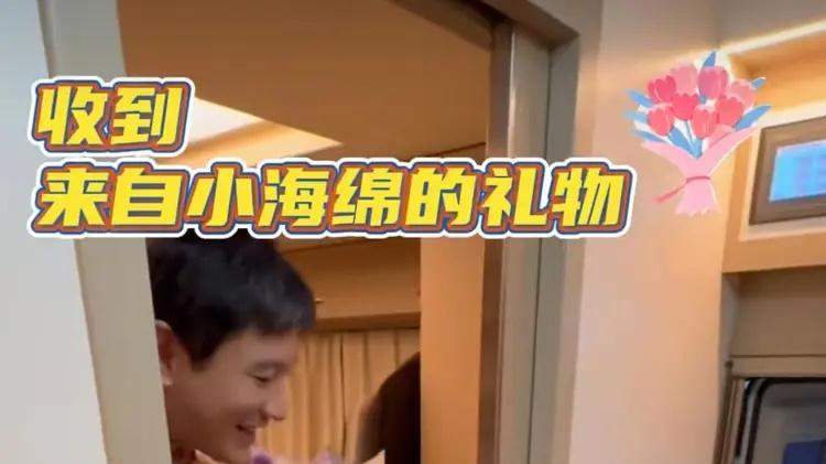 黄晓明晒儿子探班视频，8岁小海绵长高了，父子俩相处温馨又愉快