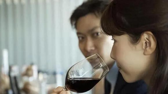 老公帮朋友干活，酒后意外去世，没想到15年后朋友的女儿这样对我