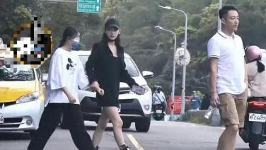 汪小菲夫妇带小玥儿祈福，马筱梅紧牵她手过马路，一家三口很温馨！